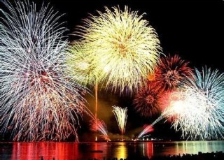 6月30日晚，长沙在橘子洲燃放烟花，庆祝中国共产党成立100周年，浏阳花炮发展会更好 [图]