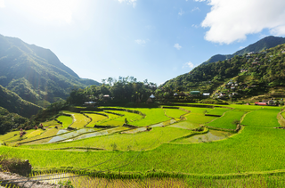 旅游业迎近年来最火热“五一”：多地酒店民宿提前售罄 出境跟团游满员待发