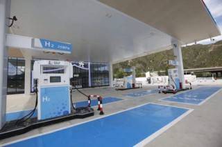 2021年中国燃料电池汽车产销、加氢站产量及趋势分析[图]